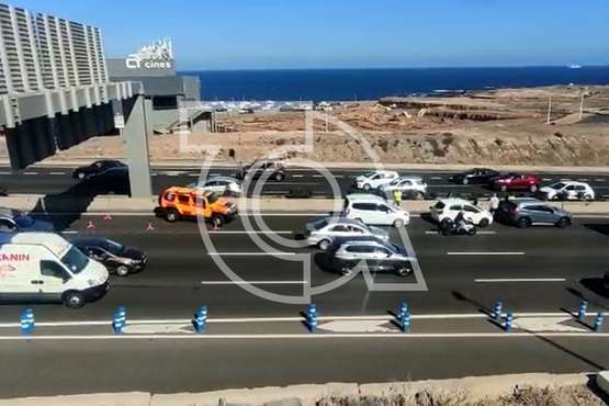 Otro accidente en la GC-1 deja tres heridos en una colisión de dos turismo y una moto, a la altura de Las Terrazas/TA.